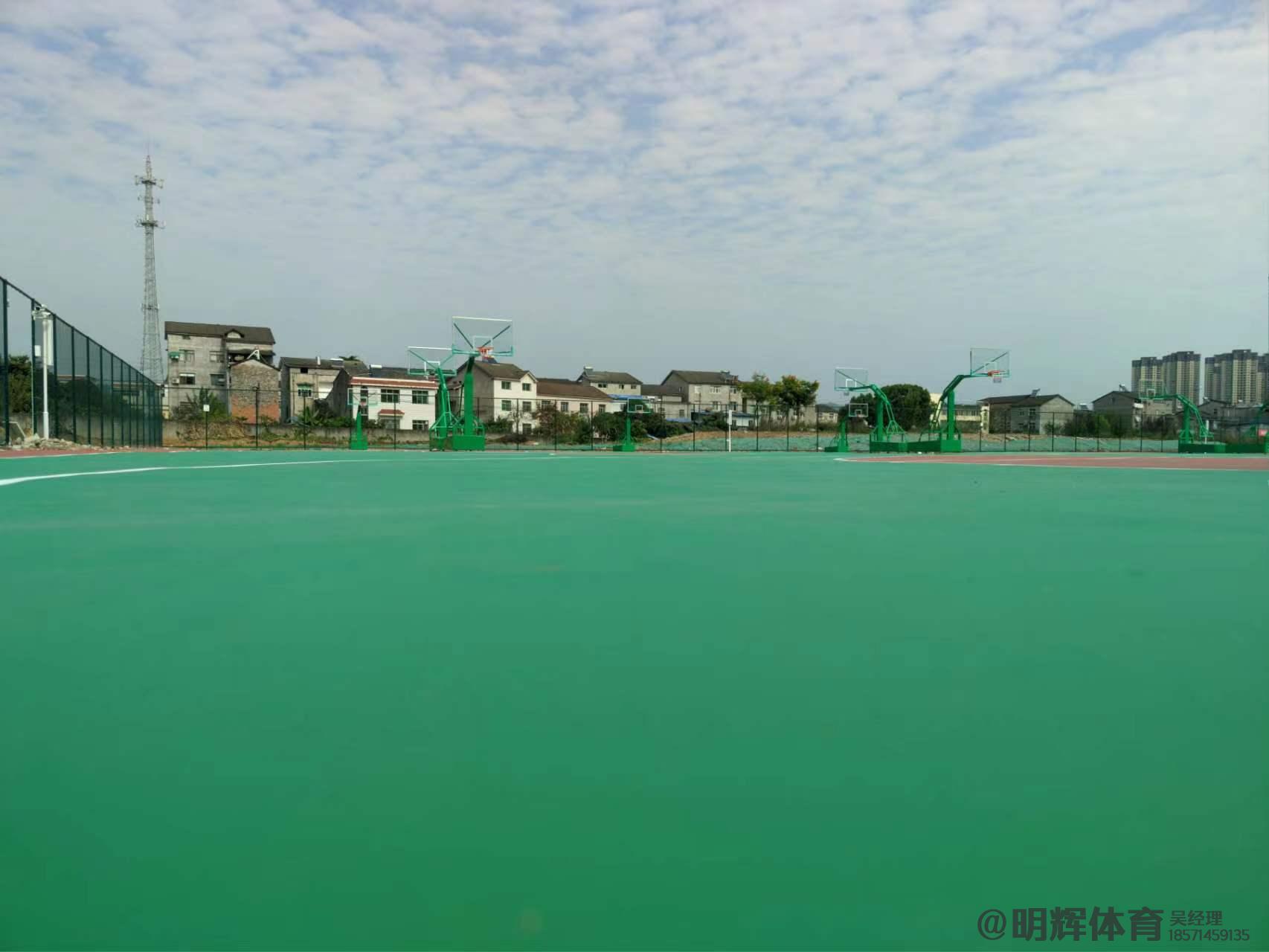 吐鲁番硬地丙烯酸球场的优缺点